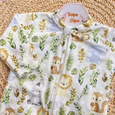Macacão em Soft com Abertura em Zíper Leãzinho e Safari - Off White e Verde